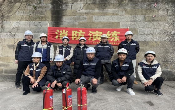 　　為進(jìn)一步提高公司員工消防安全意識及火災(zāi)應(yīng)急處置能力，加強(qiáng)和規(guī)范本公司消防管理，預(yù)防和減少火災(zāi)危害。3月18日，公司組織開展消防安全知識培訓(xùn)演練?！　⊥ㄟ^采取消防安全知識講解、火災(zāi)視頻播放、最新火災(zāi)案例講解分析、消防器材操作培訓(xùn)、現(xiàn)場提問等多種方式傳授消防知識，讓所有參會員工學(xué)到了更多有關(guān)火災(zāi)的預(yù)防知識以及火情發(fā)生后的自救、逃生知識。本次學(xué)習(xí)使大家對消防安全管理工作責(zé)任的重要性和消防培訓(xùn)工作的重